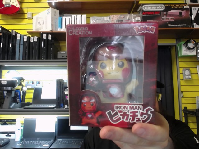 Figurine pikachu iron man