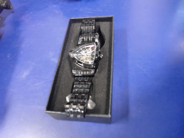 Montre noire dans boite