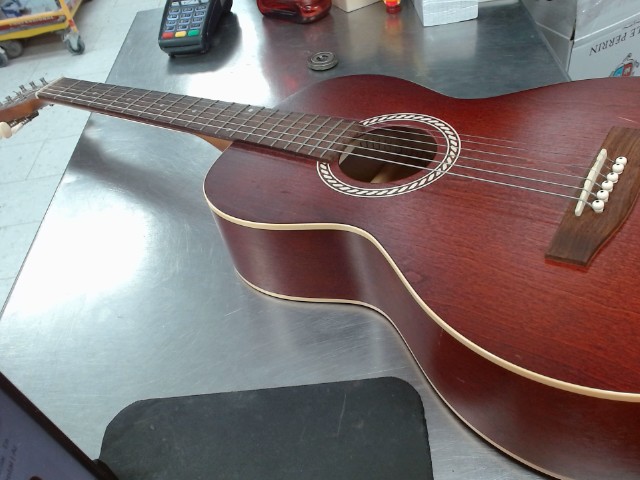 Guitar acoustique en bois rouge