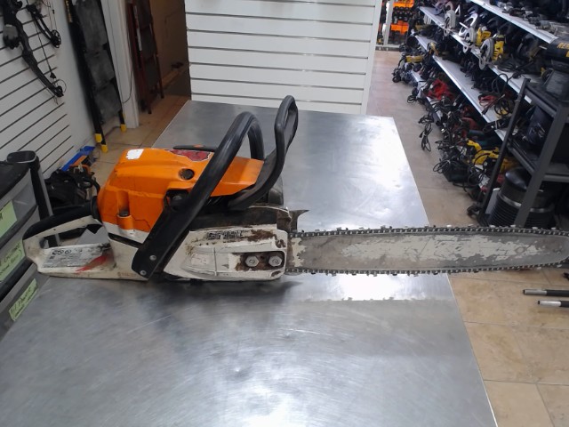 Chainsaw a gaz briser mais fonctionnel