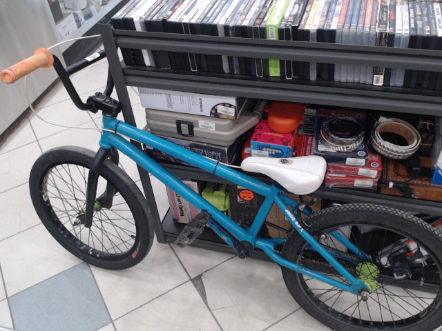 Velo bleu ciel orange eet vert