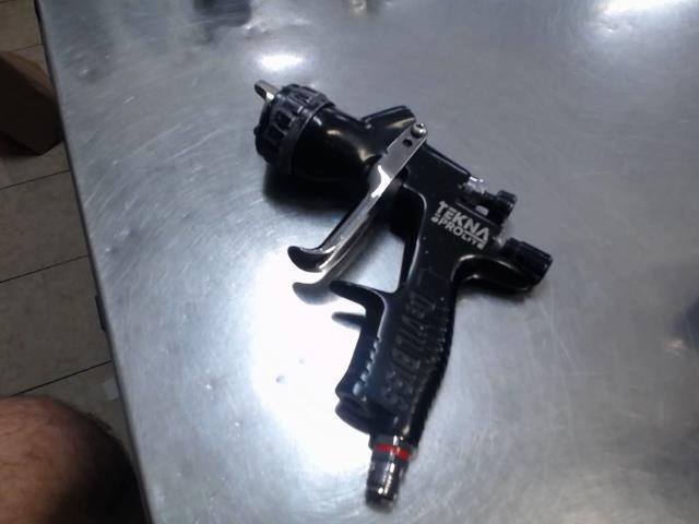 Gun a peinture a gravite