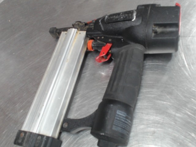 Cloueuse a air dans case