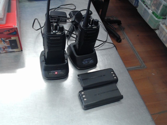 2 walkie talkie avec chargeur+ 2 batteri