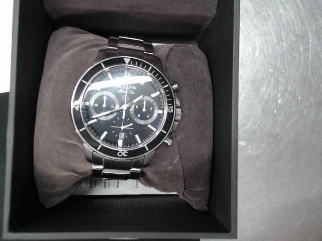 Montre bulova dans boite avec mailles