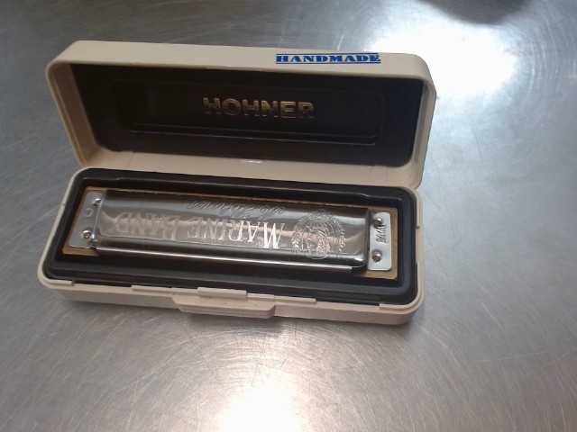 Harmonica gris