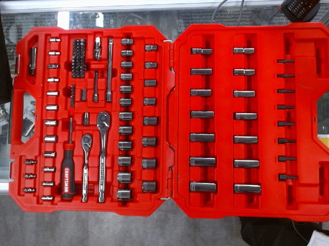 Douille craft man danss coffre rouge