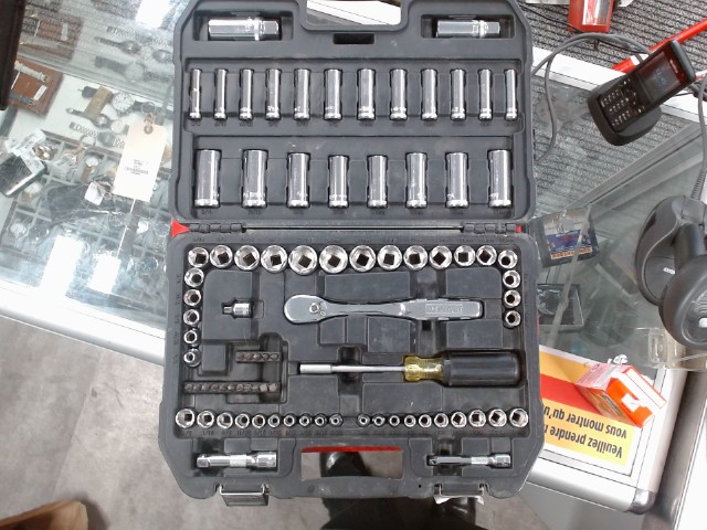 Douille dans coffre dewalt complet