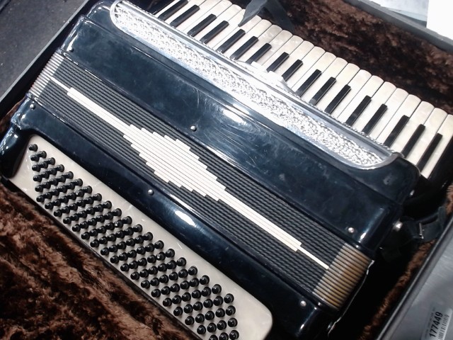 Accordeon antique noir ,travaux a faire