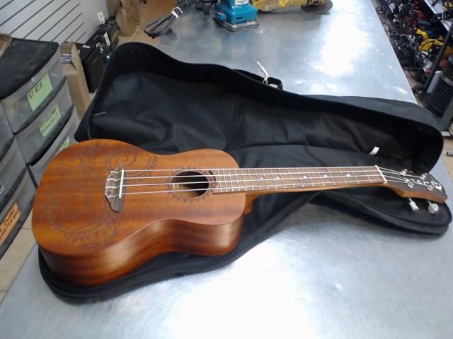 Ukulele + case moue