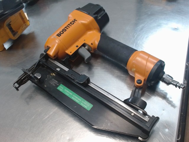 Cloueuse finition pneumatique