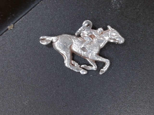 Breloque silver look signe mustang