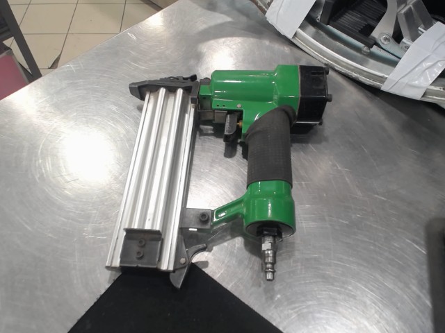 Cloueuse de finition