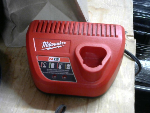 Chargeur a batterie m12