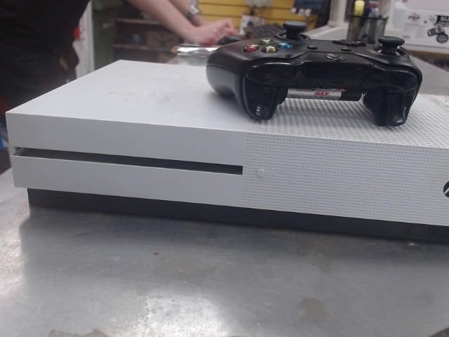 Xbox one s avec manette et cables