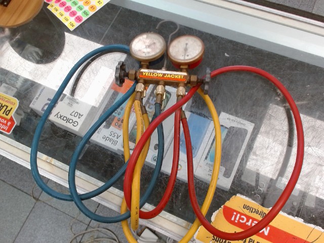 Test and charging manifold