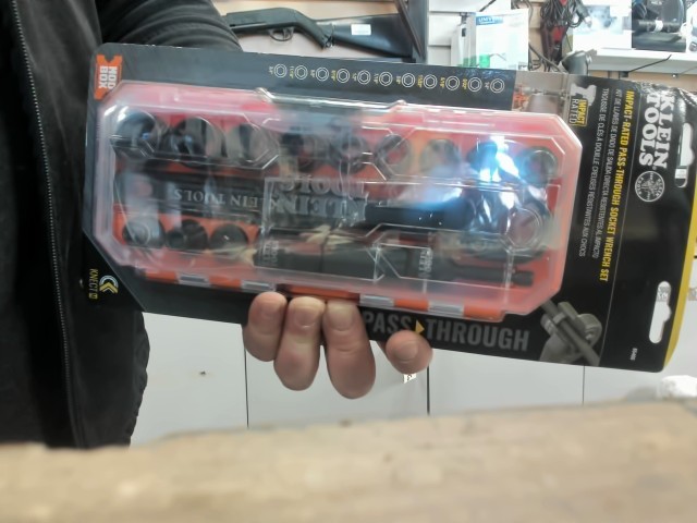 Kit ratchet impacting socket