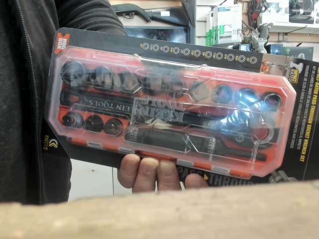 Kit ratchet impacting socket