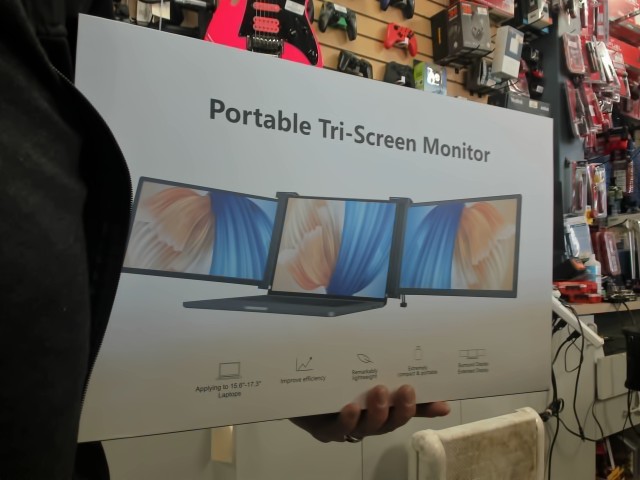 Tri-screen monitor