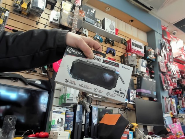 L  speaker bluetooth