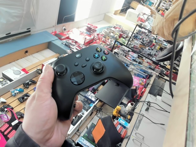 Manette achet� ici noir