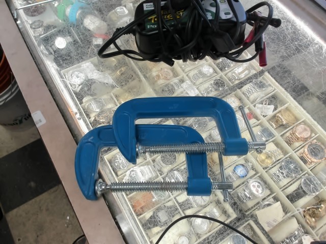 Pince pour tenir bois bleu