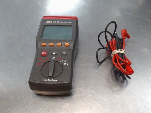 Insulation tester dans etuit