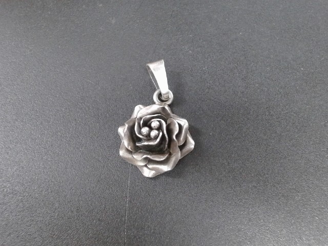 Breloque rose argent