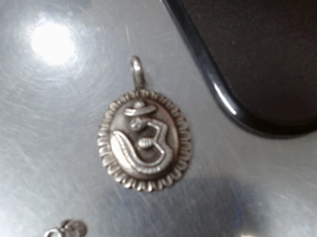 Breloque argent signe arabe