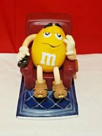 M&m dispenser jaune m&m sur divan
