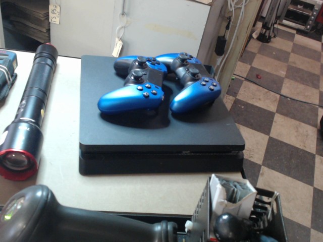 Ps4 slim +2 fake man