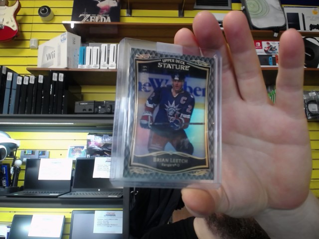 Upper deck stature 0233/1199