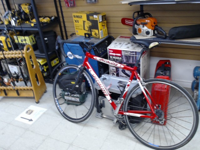 Velo de route rouge et blanc