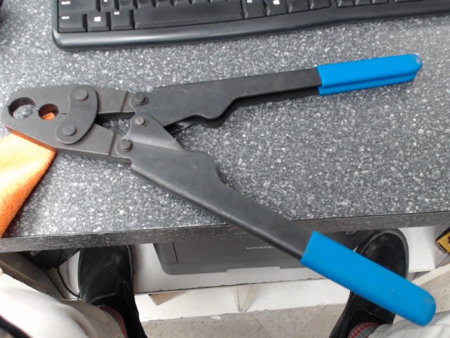 Outil de sertissage de tuyaux