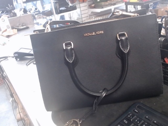 Medium pebbled bag leather