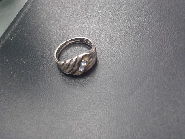 Bague en argent avec diamants