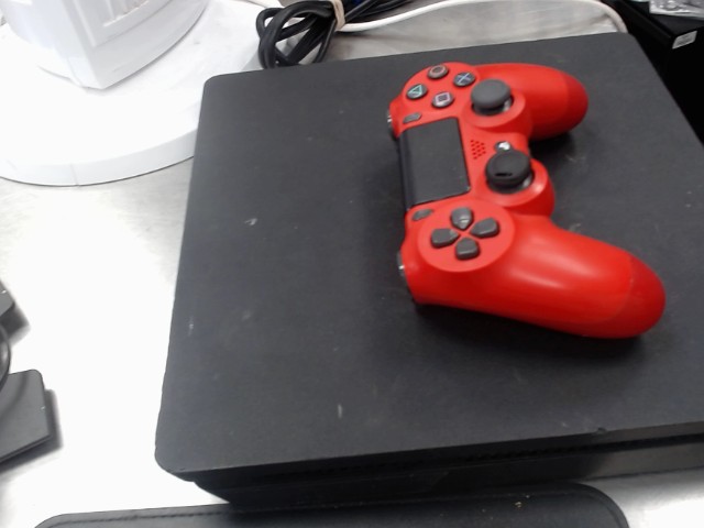 Ps4 slim avec manette rouge