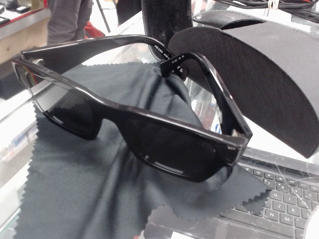 Lunettes prada dans case