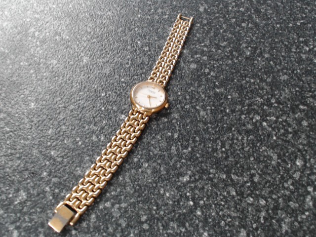 Montre femme caravelle couleur gold