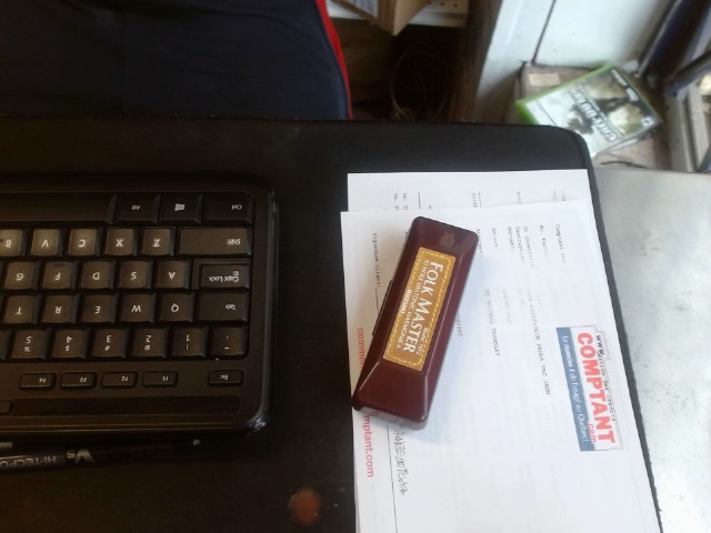 Petite boite rouge avec harmonica dedans