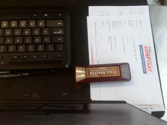 Boite rouge avec dedans harmonica
