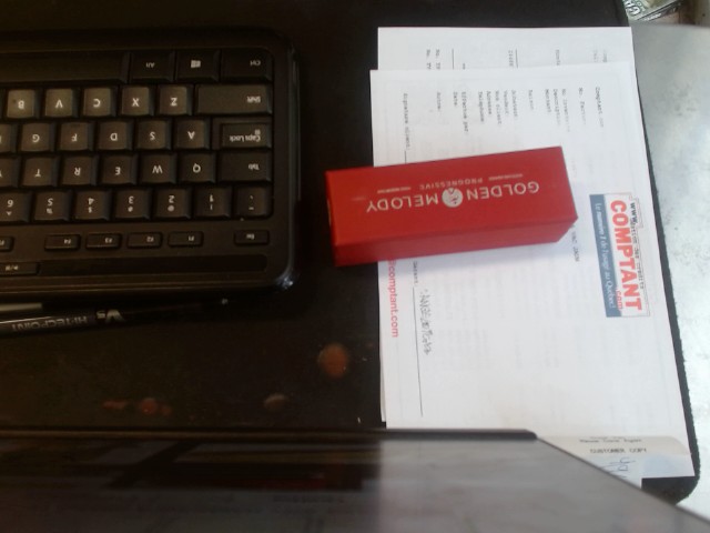Boite rouge avec harmonica grand