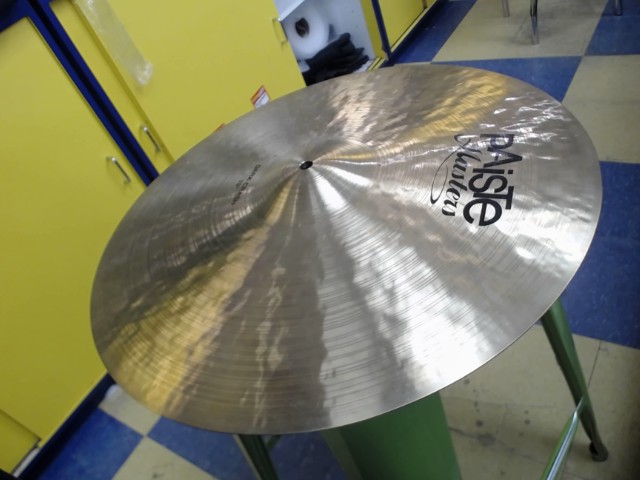 Cymbale tres bonne etas