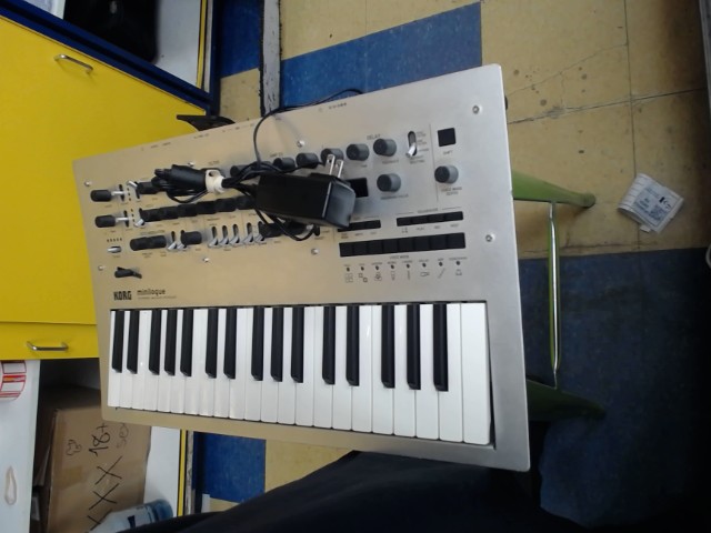Oplyphonic analogue syntesizer