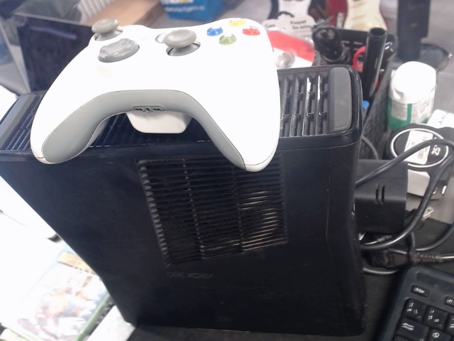 Xbox 360 console + controller et cables