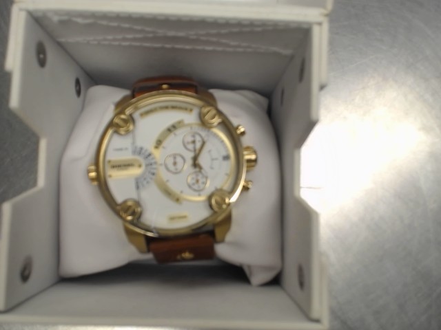 Montre homme gold plated fond blanc