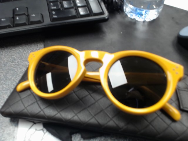 Lunette soleil pour femme jaune + case
