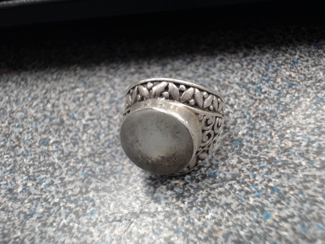 Bague avec pierre gris