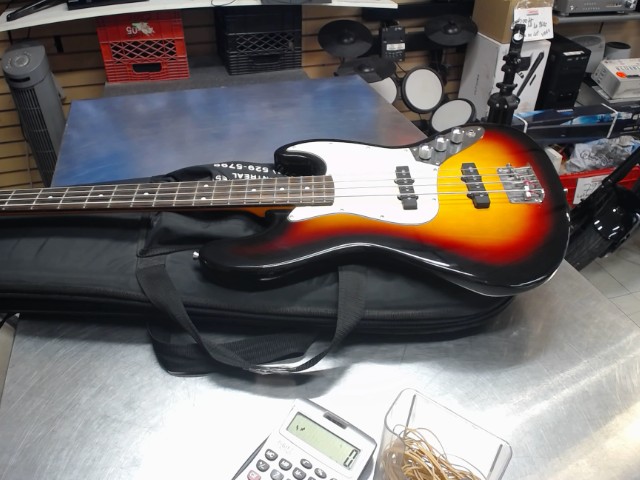 Guitare bass avec case et ceinture