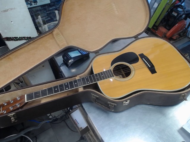 Guitare acouastique dans case brun